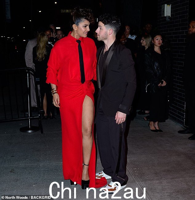 Pedro, is that you?: Priyanka Chopra 模仿了 Pascal 早先的 Met Gala 红地毯造型,她和丈夫 Nick Jonas 在标准酒店周一晚上的晚会上看起来既可爱又时尚