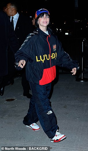 Strut:Billie 在进入余兴派对时满脸笑容