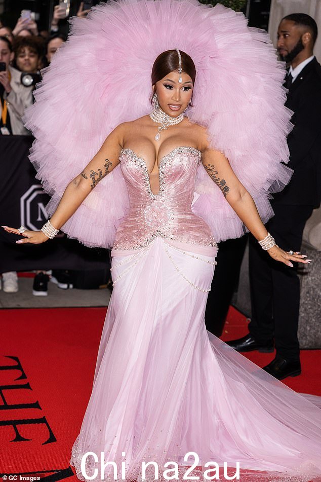 节目之星! Cardi B 再次确保所有的目光都集中在她身上,因为她在周一晚上在大都会艺术博物馆举行的 Met Gala 期间穿着不少于四套令人难以置信的服装