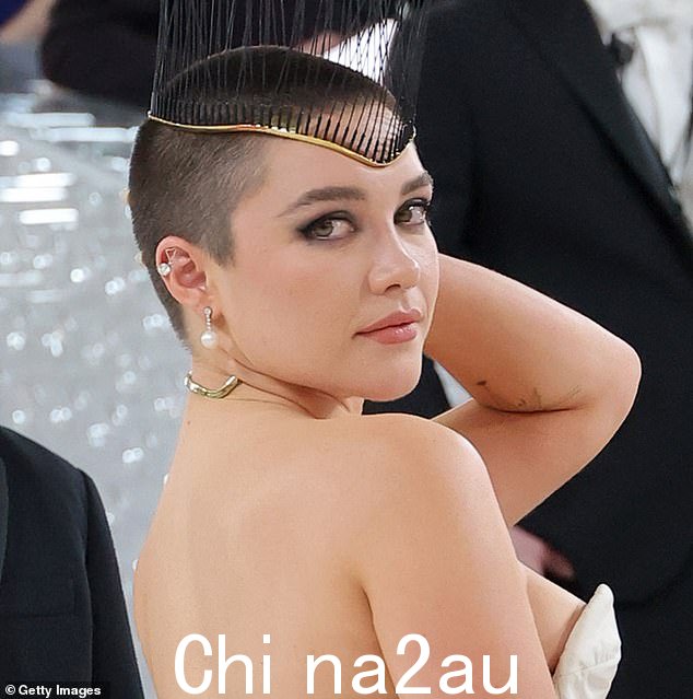 惊喜!佛罗伦萨剃光头来到 Met Gala - 她戴着一顶引人注目的羽毛帽子