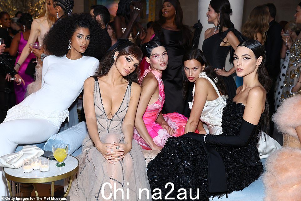 摆个姿势:Imaan Hammam、Emily Ratajkowski、Grace Elizabeth、Irina Shayk 和 Vittoria Ceretti 摆姿势