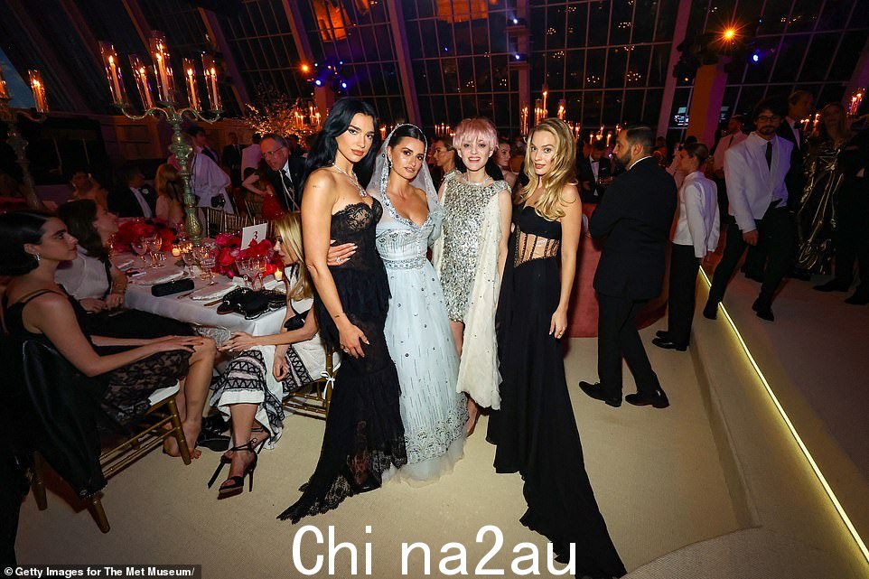 阵容:Dua Lipa、Penelope Cruz、Marion Cotillard 和 Margot Robbie 摆出令人惊叹的姿势