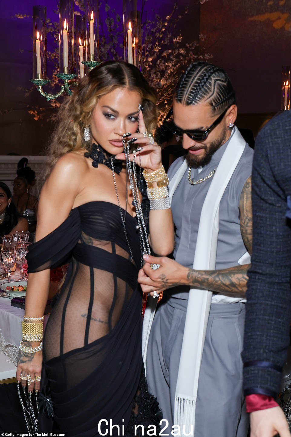 Racy:Rita Ora 在与 Maluma 一起参加狂欢时炫耀了她的链条细节指甲