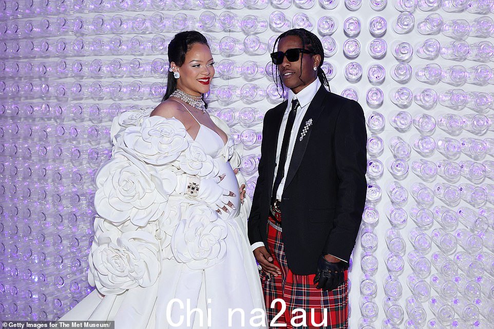 一路颠簸:怀孕的 Rihanna 和 A$AP Rocky 摆姿势时看起来很迷人