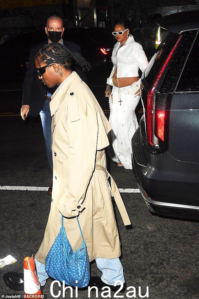 看起来不错:A$AP Rocky 身穿米色风衣,搭配蓝色衬衫和领带,看起来非常时尚