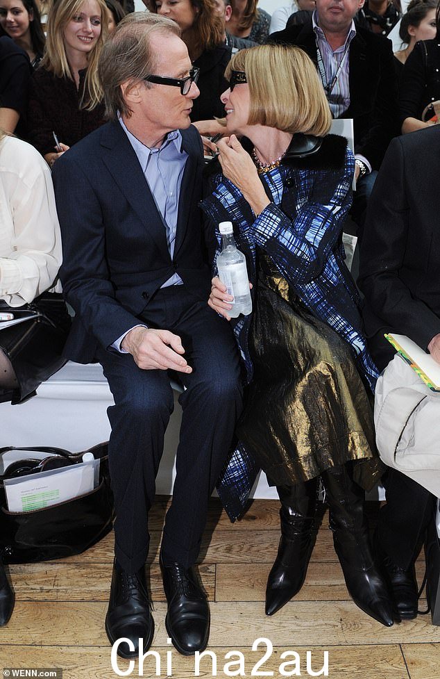 Wintour 和 Nighy 最早一起公开露面是在 2010 年伦敦时装周的 Nicole Farhi 2011 春夏秀场