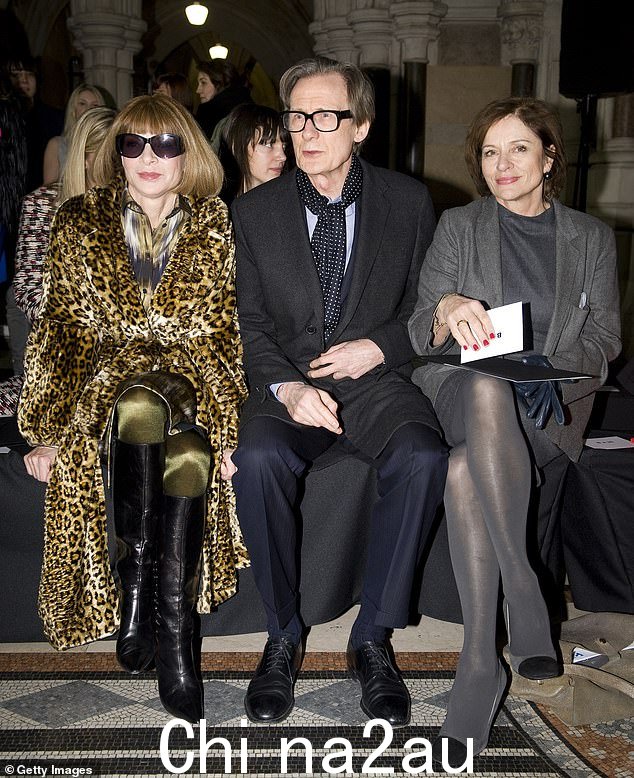 Wintour、Nighy 和 Nighy 的前任 Diana Quick(他于 2008 年与她分手)在 2012 年伦敦时装周的 Nicole Farhi 秀场上看起来很友善