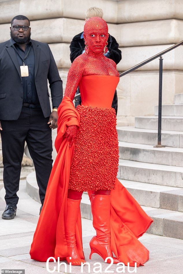 声明:Doja 在 Schiaparelli 巴黎时装周秀上展示了她最好的造型之一 - 并证明了她对时尚的奉献