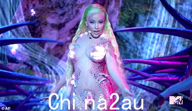 Racy:回到 2020 年,Doja 几乎全裸出现在她的 MTV VMA 表演中,身着彩虹色紧身连衣裤