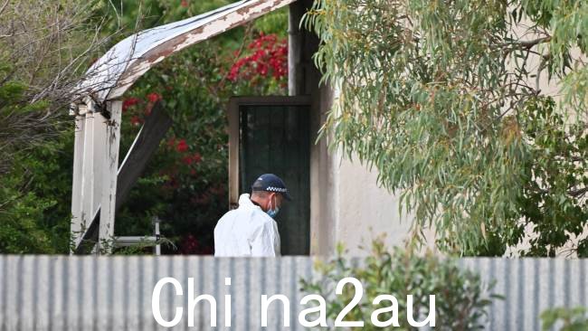 正在对位于 Symons St 的家中进行调查,一名男子在刺伤两名警察后被枪杀。图片:NCA NewsWire / Brenton Edwards