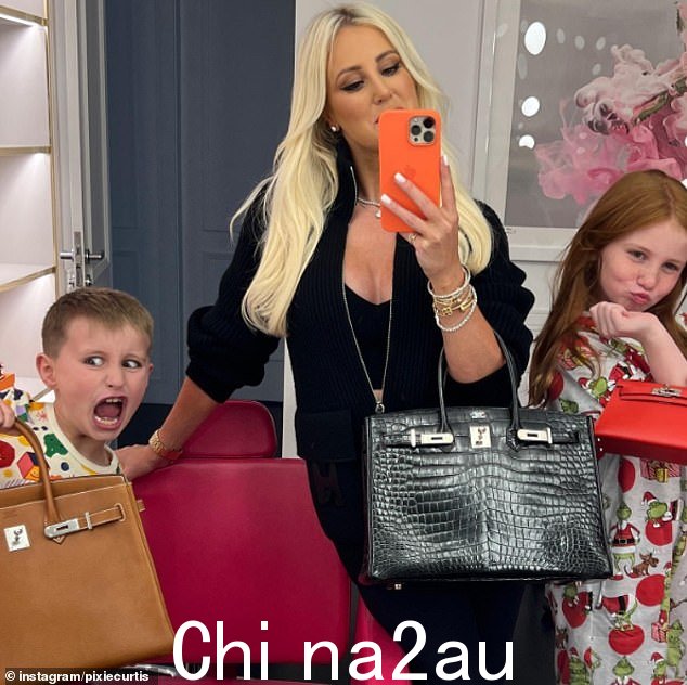 11 岁的百万富翁 Pixie Curtis(右,与她的母亲 Roxy Jacenko 和弟弟 Hunter)公开了她的生活方式,包括昂贵的礼物、时髦的活动和被摆渡by nannies in luxury cars