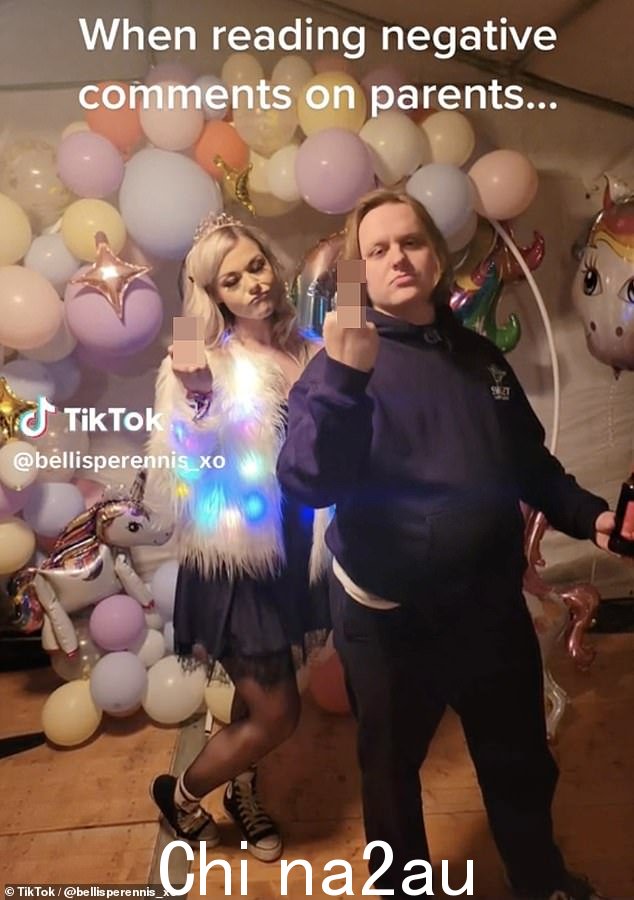 幽默感:电影上映后,巨魔瞄准了刘易斯的父母马克和卡罗尔,说他们给人的印象是“严厉”。此后,刘易斯的姐姐丹妮尔在 TikTok 上关闭了下负面评论