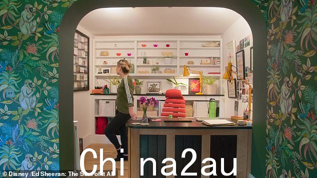 Office:该系列中的一个片段显示 Cherry 在私人书房中