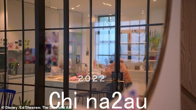 简单:这部纪录片向观众展示了质朴而现代的厨房,装饰着色彩缤纷的艺术品和光滑的大理石台面