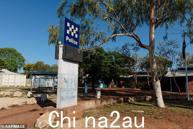 Halls Creek 的青少年犯罪活动激增,像'6670 Boys' 这样的团伙受到悉尼邮政编码暴力的启发(如图,Halls Creek 警察局)