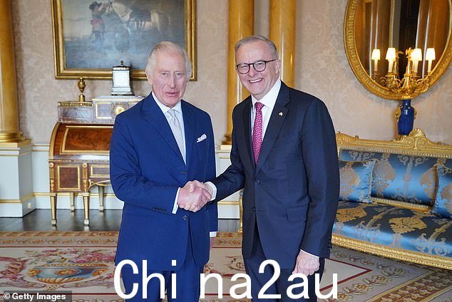 首相安东尼·艾博年(右)在本周六的加冕礼之前在白金汉宫会见了国王查理三世(左)