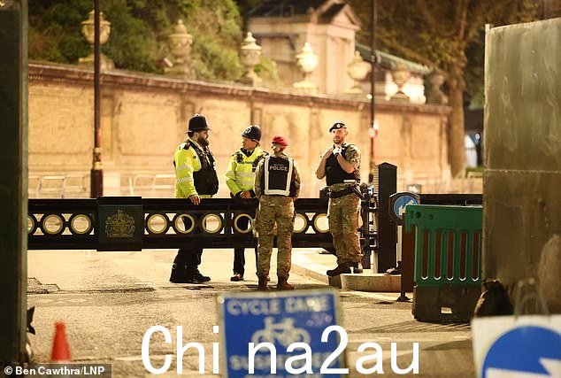警方表示,他们目前并未将此事件视为与恐怖有关。据了解,这是一起孤立的心理健康事件。警方在现场拍摄了照片