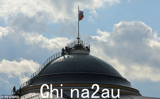 5 月 3 日在莫斯科市中心的克里姆林宫参议院大楼的圆顶上看到有人,据称是无人机袭击