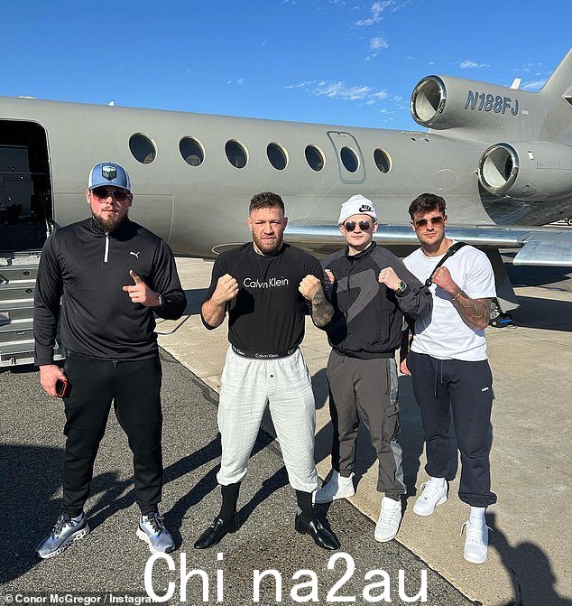 喷气式飞机:Conor 肯定让 Luca 和他的其他伙伴在旅途中受到欢迎,因为他们都乘坐私人飞机飞往丹佛,登机前大家在停机坪上摆姿势