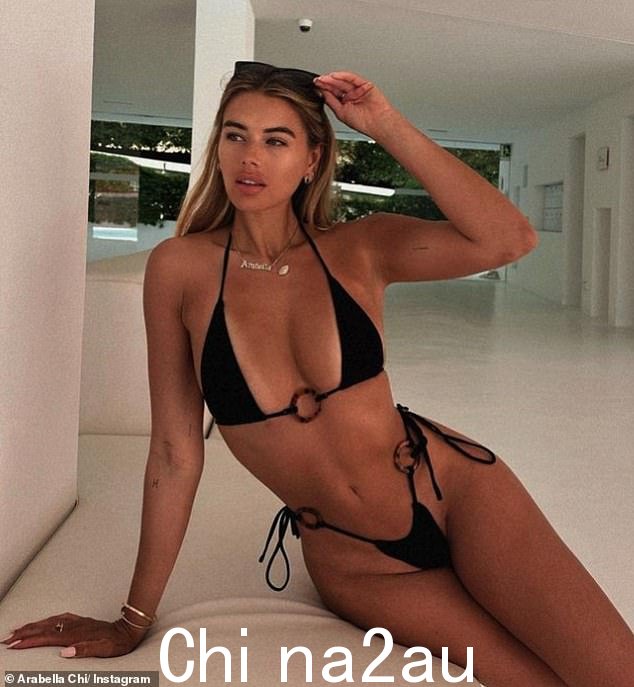 摆姿势:Arabella 用精选的黄金首饰和头上的时尚色调完成了令人瞠目结舌的造型