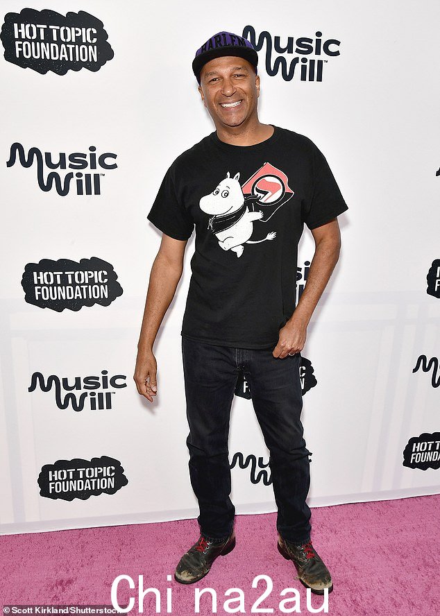 休闲风格:愤怒Against The Machine 音乐家 Tom Morello,58 岁,穿着黑色 T 恤,搭配牛仔裤和靴子,保持休闲风格