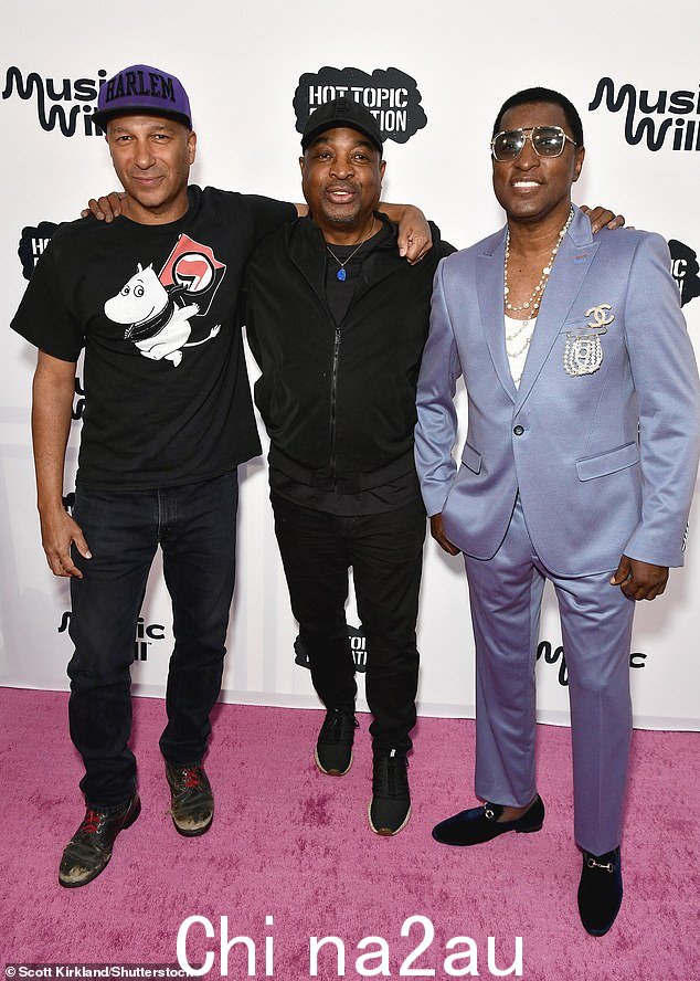 合影:活动中的 Babyface 和 Tom 与中间的 Chuck D 合影。