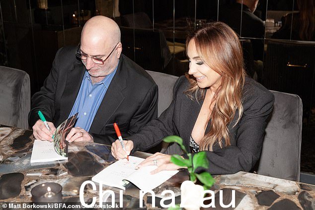 Sign: Sassoon 和 Errol Gluck 博士也在发布会上签署了他们的新书