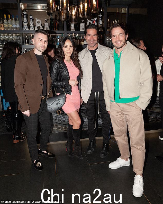 摆姿势:Gorga 和 Tom Ierna 还在新书发布会上与客人 Brian Atwood 和 Jake Deutsch 博士合影