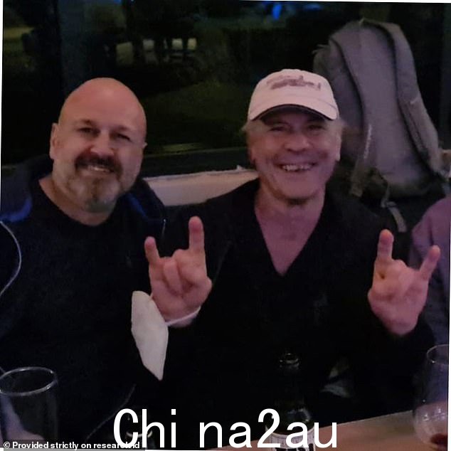 旅行社经纪人 David Daniel(左图与 Dickinson)正与他的同事 Andrew Leighton-Pope 一起被起诉