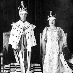 乔治六世国王和他的妻子伊丽莎白女王在 1937 年 5 月 6 日加冕后