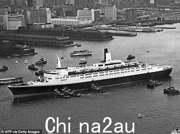 伊丽莎白女王 2 号,简称为 QE2,于 1969 年 5 月 2 日开始了从南安普敦到纽约的处女航。上图:欢迎这艘船进入纽约York