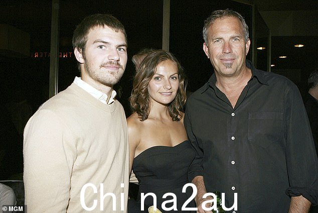 除了他的两个女儿,凯文还有一个儿子乔,他和他的前妻辛迪一起工作,乔是一名音频工程师和制作混音师(照片摄于 2007 年,乔、安妮和凯文 L-R )