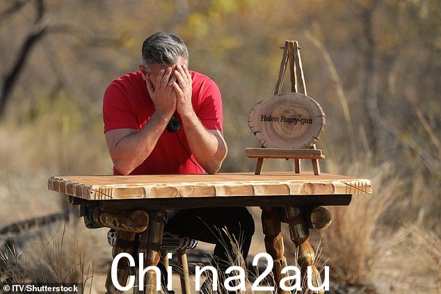 玩游戏:Dean 首先选择了名为'Helen Fanny-gan' 的原木,然后他的任务是喝一杯混合牛阴道