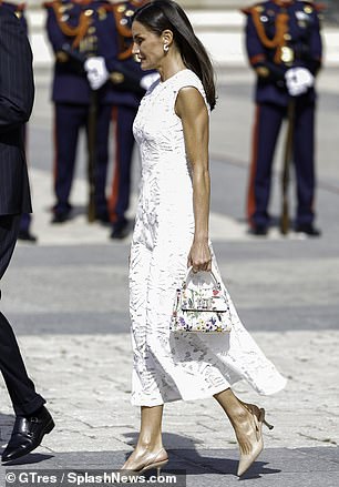 Letizia 为 Furla 包增添了一抹亮色,对吧
