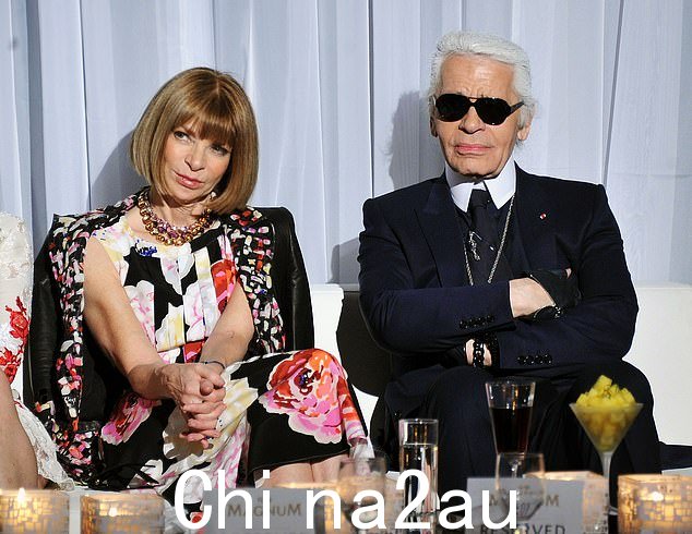 作为 Lagerfeld 的长期粉丝,Anna Wintour 与 Roger Federer、Dua Lipa、Michaela Coel 和 Penelope Cruz 共同主持了今年的 Met Gala(与设计师在2011 in New York)