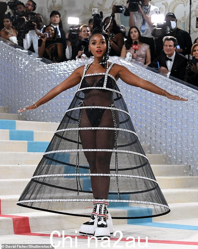 Glam:Janelle Monae 也是明星之一,以前以女权主义观点而闻名,她参加了 Met Gala