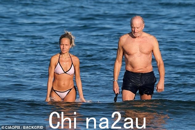 Swoon!现年 76 岁的查尔斯·丹斯 (Charles Dance) 透露了他保持健美体格的残酷秘诀——2020 年与现年 54 岁的搭档亚历山德拉·马西 (Alessandra Masi) 在威尼斯合影。