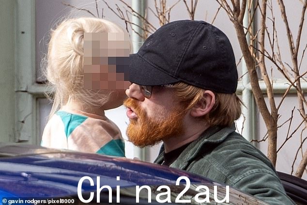 爸爸的职责!鲁珀特格林特在最近与他的女儿星期三和他的女朋友乔治亚格鲁姆在伦敦北部的一次郊游中表现得非常溺爱父亲