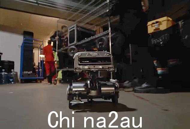 希望和愿望:这首歌的中心思想是绕圈圈寻找东西,歌词暗示心碎的情绪