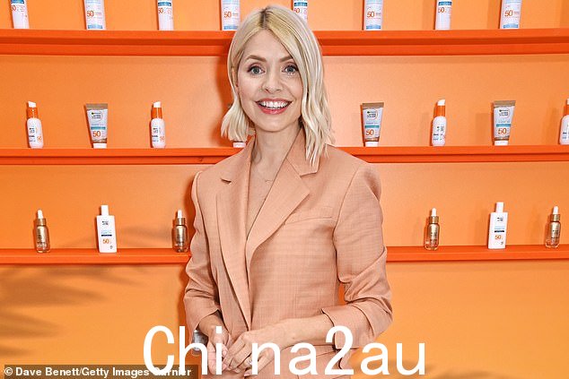 检查我!当她选择精致的珠宝时,她的头发光滑迷人