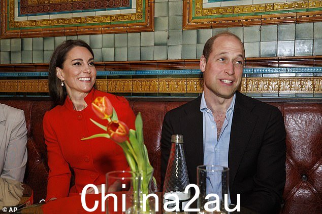 苏活区一天!凯特王妃和威廉王子兴高采烈地出现在酒吧里和赌客聊天