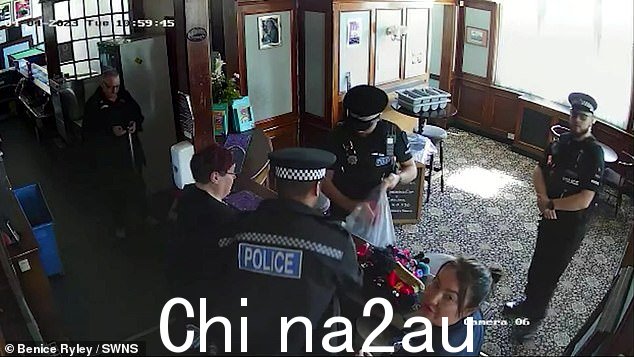 埃塞克斯警方突击搜查了酒吧(如图)并抓住了攻势一个月前收到“疑似仇恨犯罪”报告后的玩偶。从那以后,该酒吧已从 CAMRA 优质酒吧指南中删除,并成为警方持续调查的对象