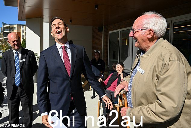 据报道,工党政府预计周二晚上将在联邦预算中公布盈余,以实现惊人的财政转机(图中为财务主管 Jim Chalmers,左)