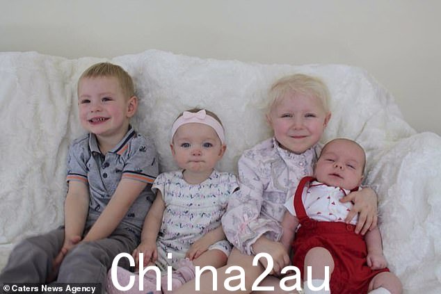 这位四个孩子的祖母继续透露,在劳拉最初怀上伊维并怀上奥利弗(左图为过去的照片)后,她现在 11 岁了。图中从左到右:贝拉、伊维和本