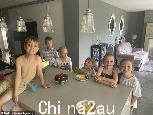 图为:Ben 和 Oliver - Jane 最小的两个孩子 - 和她的孙子 Evie、Seb、Violet 和 Bella