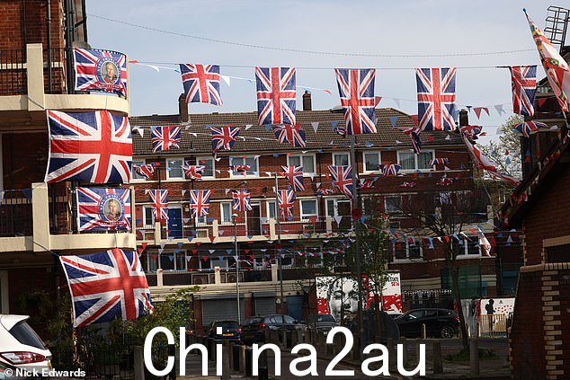在伦敦 Bermondsey 的 Kirby 庄园,居民们再次展示了他们的爱国主义,令人惊叹的国旗展示在其道路上流动