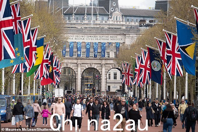 英联邦国家的旗帜在本周末的加冕礼之前排列在购物中心