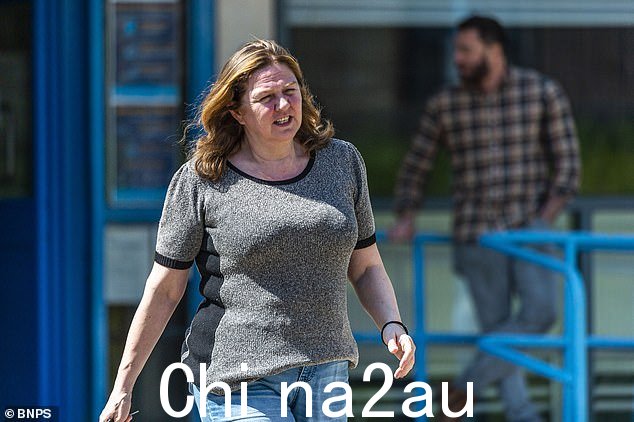 大号ee Rowe 的妻子在 Poole 地方法院外合照,她的丈夫在那里被判犯有殴打罪