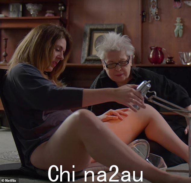 在详细说明如何使用称为 Betty Dodson 方法的独特技术达到性高潮后,女性随后进行了演示
