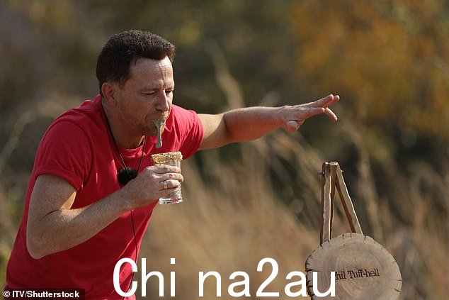 不为所动:形容它是'真正的浓稠' Joe 在他拿起混合蛆虫的玻璃杯并喝了一口然后立即呕吐之前看起来很反感